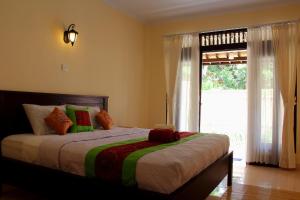 מיטה או מיטות בחדר ב-Nugraha Guest House 2