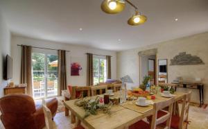 科爾泰的住宿－Domaine de Bracciole，客厅配有木桌和椅子
