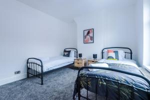 Säng eller sängar i ett rum på Three Bedroom Home With Free Parking