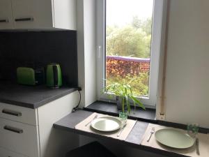 una cocina con 2 lavabos y una ventana en Ferienwohnung Rhön Natur en Hilders