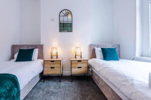 Säng eller sängar i ett rum på Three Bedroom Home With Free Parking