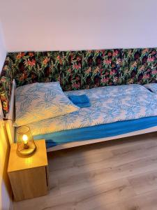 sypialnia z łóżkiem i stołem z lampką w obiekcie Szmaragdowy Zakątek w Głogowie