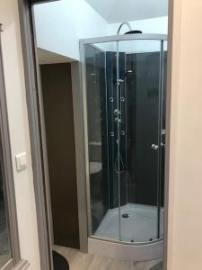 - une cabine de douche en verre dans la salle de bains dans l'établissement Petite maison de Ville, à Auxerre 12 autres photos