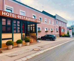 samochód zaparkowany przed restauracją w obiekcie Gasthof OHR w mieście Eisenstadt