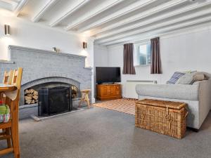 ein Wohnzimmer mit einem Kamin und einem Sofa in der Unterkunft Pass the Keys 3-bedroom beach house with off street parking in Borth