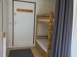 Zimmer mit einem Etagenbett und einem Spiegel in der Unterkunft Studio confortable à Châtel - 4 pers, balcon, parking et WiFi - FR-1-198-237 in Châtel