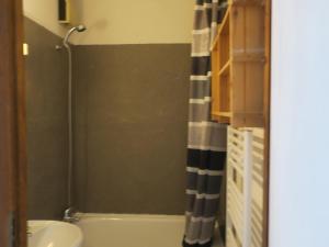 ein Bad mit einer Badewanne, einem Waschbecken und einer Dusche in der Unterkunft Studio Châtel, 1 pièce, 4 personnes - FR-1-198-237 in Châtel