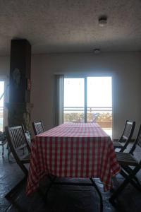 Habitación con mesa y mantel blanco y rojo a cuadros. en Hospedaje con vista a la ciudad en Monterrey