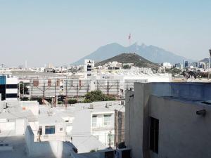 uitzicht op een stad met gebouwen en een berg bij Hospedaje con vista a la ciudad in Monterrey