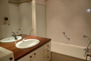 Et badeværelse på travelski home select - Résidence Médian by Travelski + 17 billeder