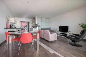 Televisyen dan/atau pusat hiburan di Plage du Nau, vue mer, bel appartement pour 6