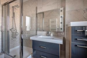 Bilik mandi di Plage du Nau, vue mer, bel appartement pour 6 +10 gambar