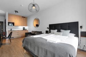 um quarto com uma cama grande e uma sala de estar em Hotel Vera em Reykjavík