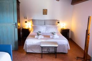 Un dormitorio con una gran cama blanca con flores. en Masseria Montepaolo Dimora di Charme en Conversano