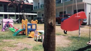 een speeltuin in een tuin met een boom bij pousada 3 Marias in Itacaré