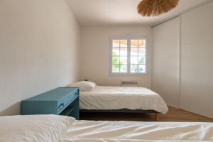 Posteľ alebo postele v izbe v ubytovaní Belle maison proche de la mer pour 6 personnes