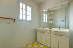 Kúpeľňa v ubytovaní Belle maison proche de la mer pour 6 personnes + 16 fotografií