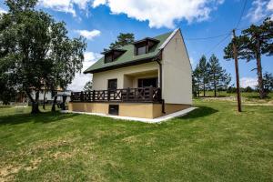 een huis met een groen dak boven een tuin bij Maison ALANA in Divčibare