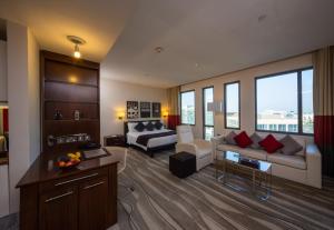 Postel nebo postele na pokoji v ubytování Staybridge Suites Yas Island Abu Dhabi by IHG