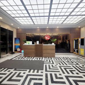 a lobby with a checkered floor in a building at Titmit Studio-Căn hộ cao cấp VinhomesOceanPark in Hanoi