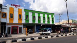 タンジュンパンダンにあるHarmony Inn Belitung - City Hotelの通り側の色彩豊かな建物