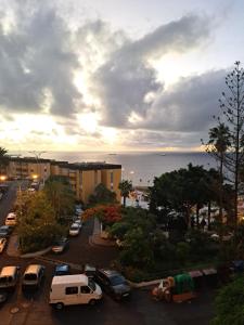 a view of a city with cars parked in a parking lot at Tranquila habitación in Las Palmas de Gran Canaria