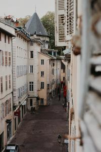 尚貝里的住宿－"L'historique" - Charmant appartement en centre-ville historique，享有城市街道和建筑的景色