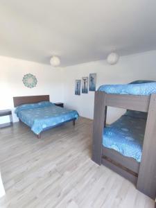 a room with two bunk beds and a wooden floor at La Tribu Ecolodge y Camping in Algarrobo
