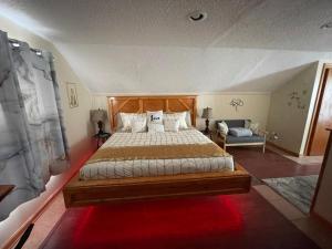Un dormitorio con una cama grande y una alfombra roja en Adults Only vacation rental with Hot tub- NO PARTIES en Detroit