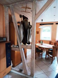 une salle à manger avec une table dans l'établissement JANs, à Herdorf