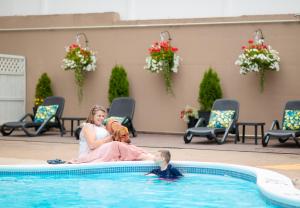 Eine Frau und ein Kind im Schwimmbecken in der Unterkunft Rodd Moncton in Moncton