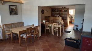 una cucina e una sala da pranzo con tavolo e sedie di Na Vyhlídce a Krompach