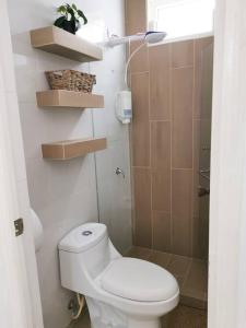 a bathroom with a toilet and a shower at Precioso Apartamento D in Guatemala