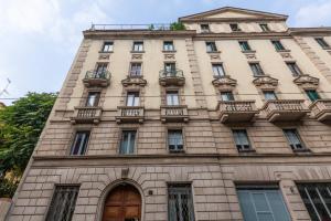 un edificio alto con ventanas y balcones. en FCM Tourism - Rosales Studio, en Milán