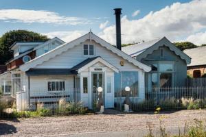 ein blau-weißes Haus mit einem Zaun in der Unterkunft Downs Cottage in Deal
