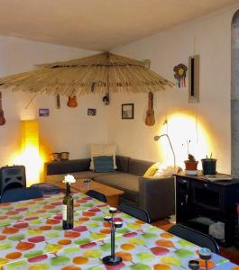 een woonkamer met een bank en een tafel met een paraplu bij Climbing Suite with sky windows ! in Santa Cruz de Tenerife