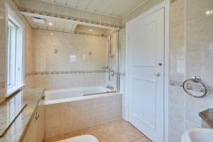 uma casa de banho com uma banheira, um WC e um lavatório. em Host & Stay - White Lodge em Scalby