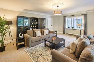 uma sala de estar com sofás e uma mesa de centro em Host & Stay - White Lodge em Scalby