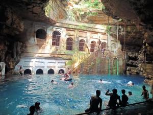 カジュラーホーにあるKhajuraho Dreams Homestayの洞窟内のスイミングプールの集団