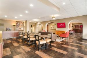 a restaurant with tables and chairs in a room at Red Roof Inn Baltimore South Glen Burnie in Glen Burnie