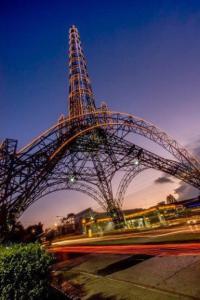 une grande roue ferris dans une ville la nuit dans l'établissement apartamento 407 zona 9, à Guatemala