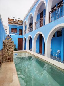 a swimming pool in the middle of a house at Boutique Casa Azuli Santiago in Mérida