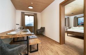 Cette chambre comprend une table, des chaises et un lit. dans l'établissement 3 Bedroom Beautiful Apartment In Lngenfeld, à Längenfeld