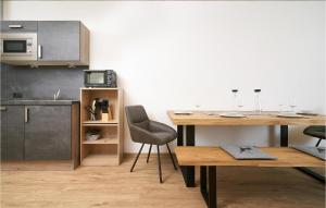 une cuisine avec un bureau et une table avec des chaises dans l'établissement 3 Bedroom Beautiful Apartment In Lngenfeld, à Längenfeld