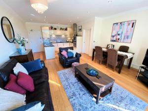 ein Wohnzimmer mit einem Sofa und einem Tisch in der Unterkunft Hazelwood Hideaway: Spacious 2 bed apartment in Silverdale