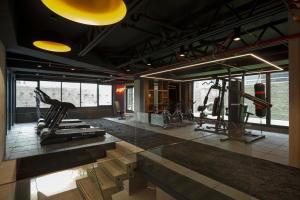 un gimnasio con cinta de correr y equipamiento para hacer ejercicio en una habitación en Unique Mine - Luxury Lofts with Pool - Gym - Cowork, en Bogotá