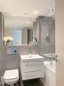 a bathroom with a sink and a toilet and a tub at Duplex 2-bedroom apartment in Liverpool centre in Liverpool