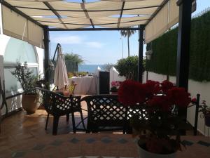 patio ze stołem, krzesłami i parasolem w obiekcie Casa Las Toro Playa w mieście Chilches