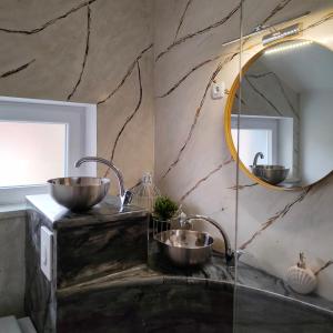 Baño con 2 lavabos y espejo en Apartments & rooms Saša en Podčetrtek
