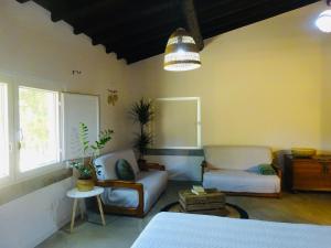 Quinta da Galeana Dreaming في لورينها: غرفة معيشة مع أريكة وكرسي